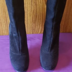 ***TALL GENTLY WORN VERA WANG BOOTS ***